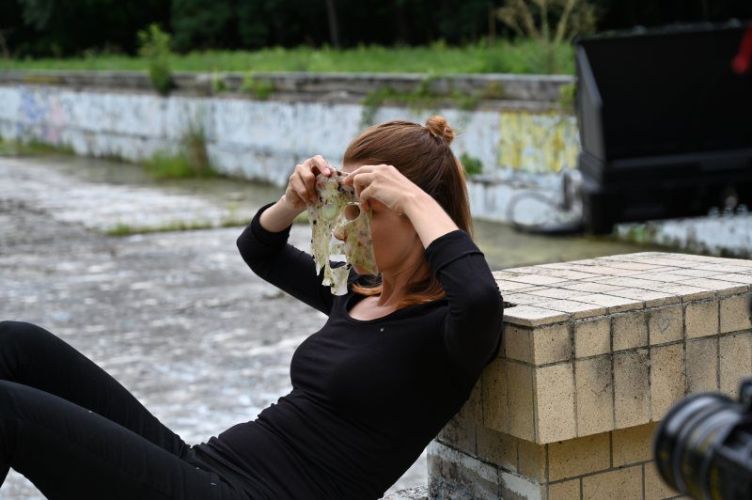 Az Ökoszisztéma szolgáltatások – Rekreáció című videómunka helyspecifikus akciót dokumentál, amelyben növényi maszkokat viselő alakok jelennek meg egy elhagyatott strand területén.; 