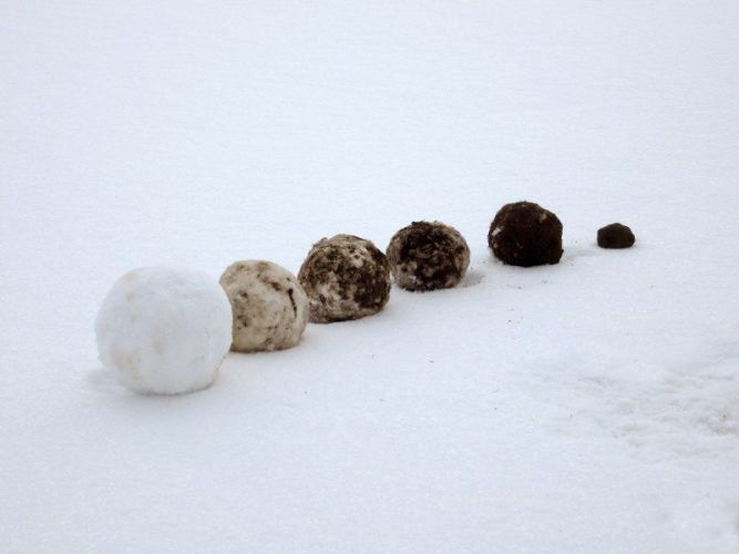 A tél vége című természetművészeti gesztus, hógolyók sorba rendezve tónus szerint.;