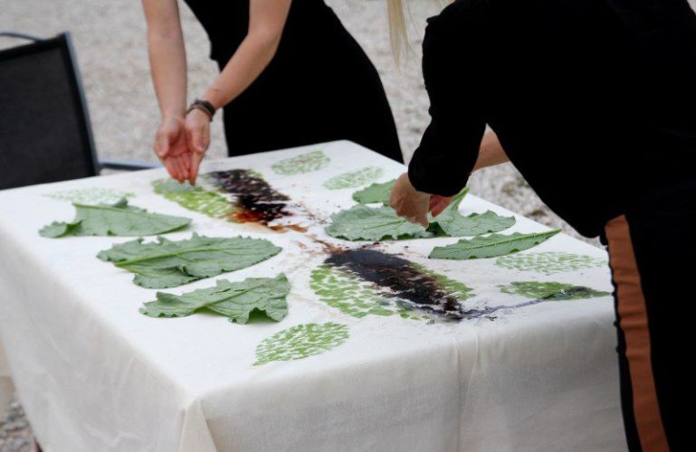 Performansz a közönség bevonásával, növény lenyomat kalapálással, festés természetes pigmentekkel nagy méretű textilen. ; 