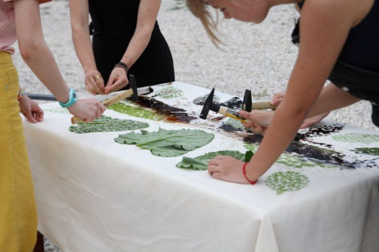 Performansz a közönség bevonásával, növény lenyomat kalapálással, festés természetes pigmentekkel nagy méretű textilen. ; 