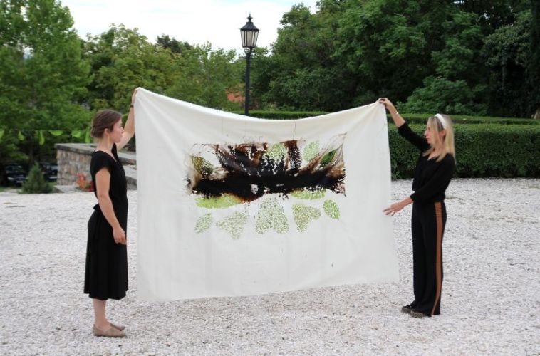 Performansz a közönség bevonásával, növény lenyomat kalapálással, festés természetes pigmentekkel nagy méretű textilen. ; 