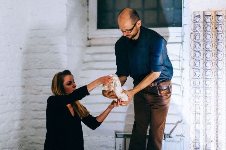 A Sár-Tészta-Víz című kiállítás három alkotójának nyitó performansza, nyers tészta, ágyrugók és írásvetítő gép használatával. ; 