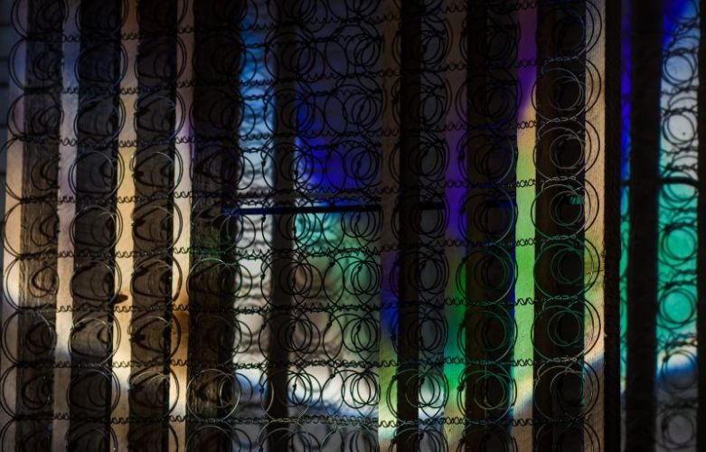 A Sár-Tészta-Víz című kiállítás három alkotójának nyitó performansza, nyers tészta, ágyrugók és írásvetítő gép használatával. ; 