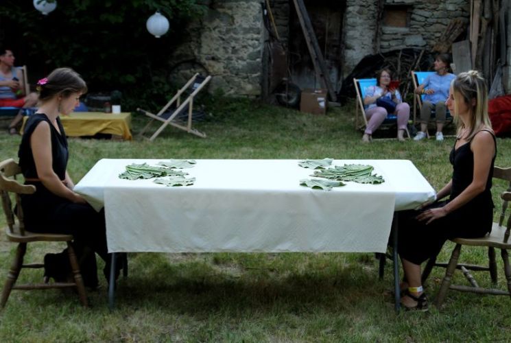 Performansz a közönség bevonásával, növény lenyomat kalapálással, nagy méretű textilen, levél maradványok damilra csiptetve. ;