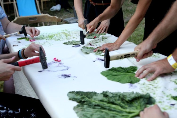 Performansz a közönség bevonásával, növény lenyomat kalapálással, nagy méretű textilen, levél maradványok damilra csiptetve. ;