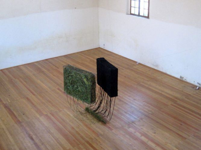 Függés című munka, 2013-ban készült, anyaga betonvas, fonal, fűzfavessző, élő fű